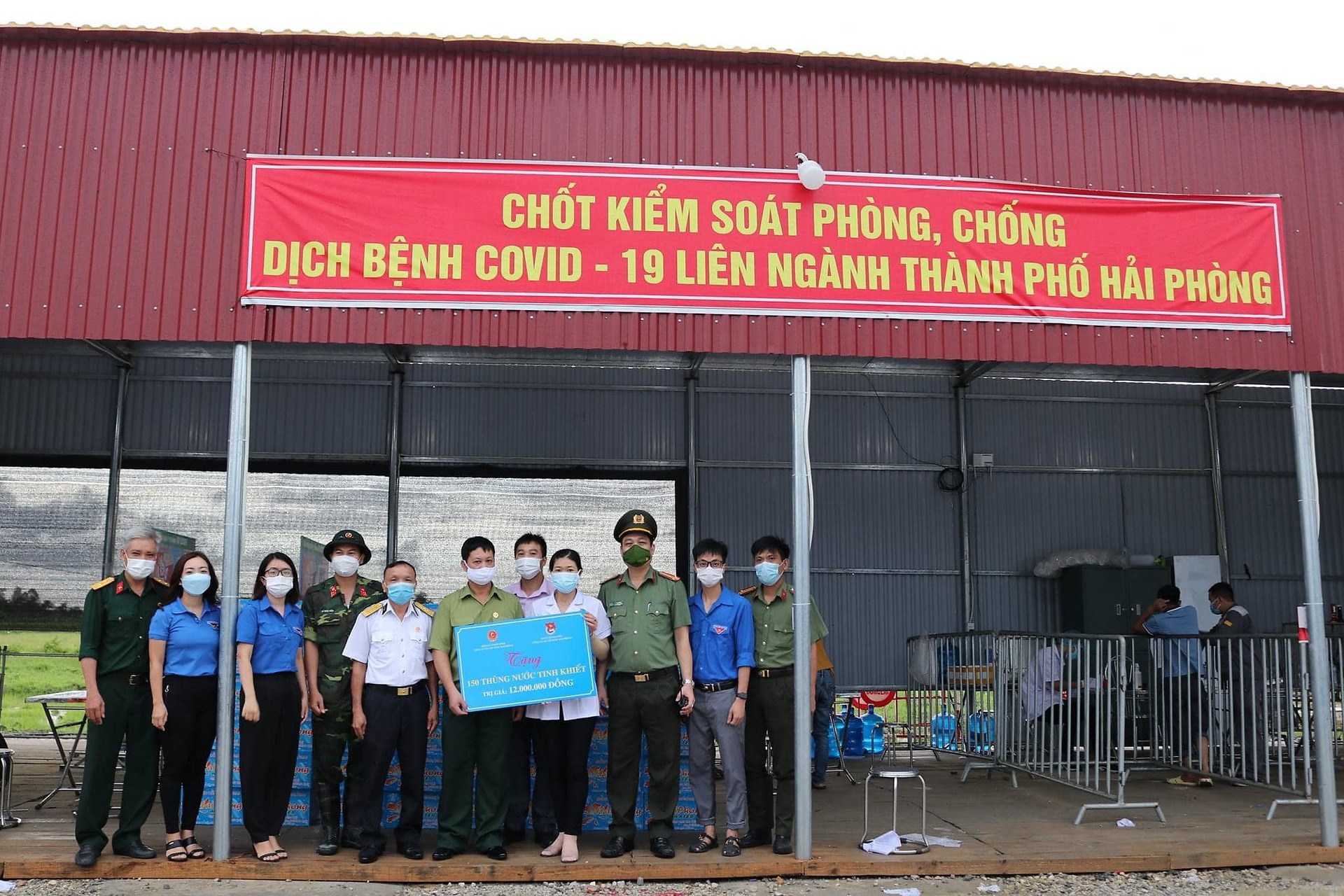 ĐOÀN THANH NIÊN VÀ HỘI CỰU CHIẾN BINH CÔNG TY CP CẤP NƯỚC HẢI PHÒNG ỦNG HỘ 150 THÙNG NƯỚC TINH KHIẾT TẠI CHỐT KIỂM SOÁT DỊCH BỆNH COVID-19 CẦU NGHÌN