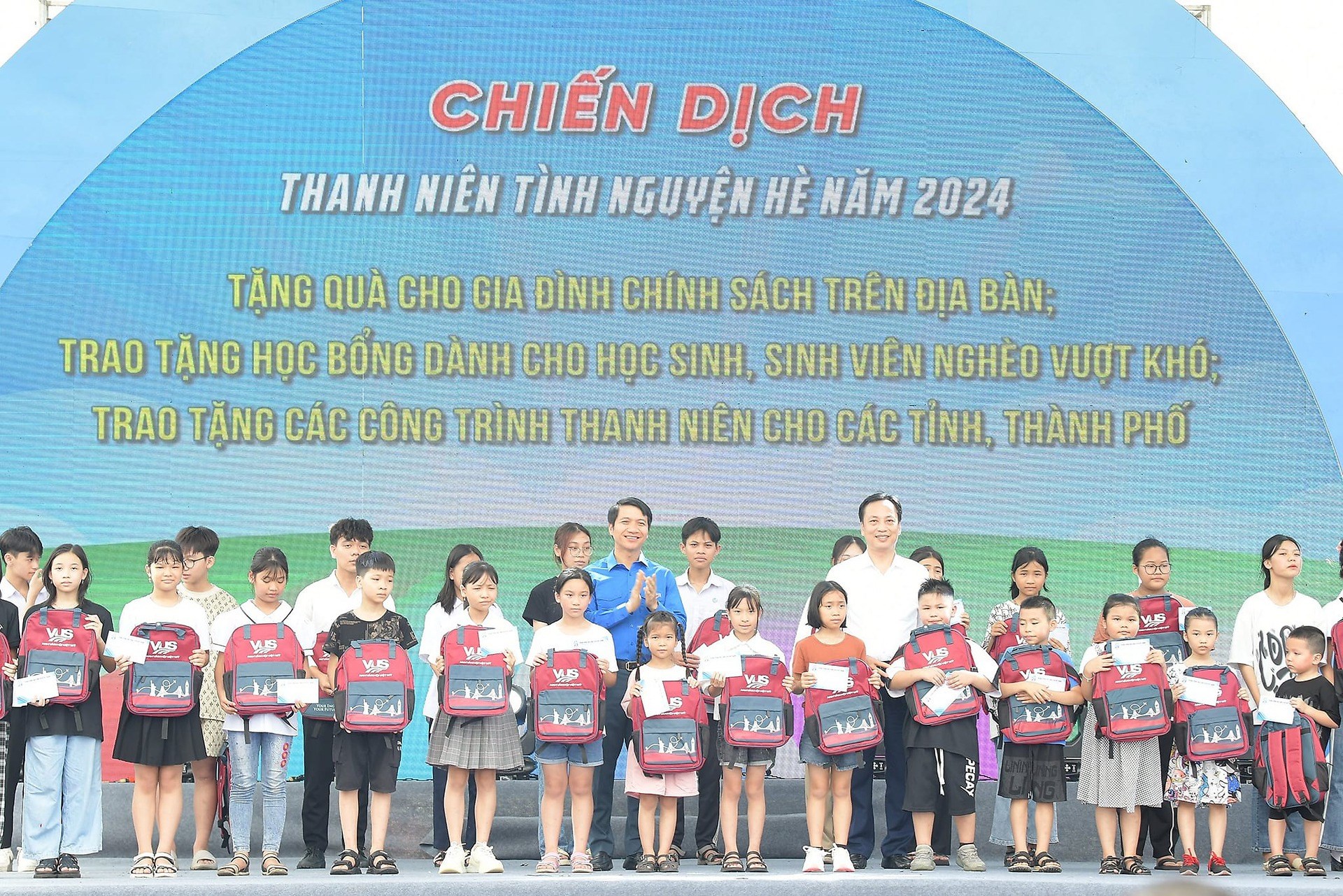 TRAO TẶNG QUÀ CHO THANH NIÊN CÔNG NHÂN CÓ HOÀN CẢNH KHÓ KHĂN