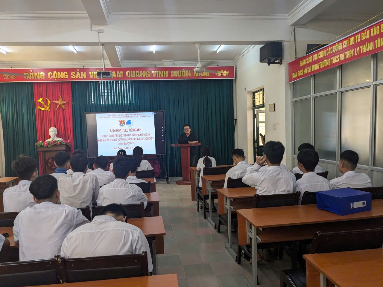 Sinh hoạt câu lạc bộ Tiếng anh với chủ đề "Tạo môi trường thuận lợi, xây dựng không gian nhằm khuyến khích và hỗ trợ nâng cao năng lực ngoại ngữ và hội nhập quốc tế "