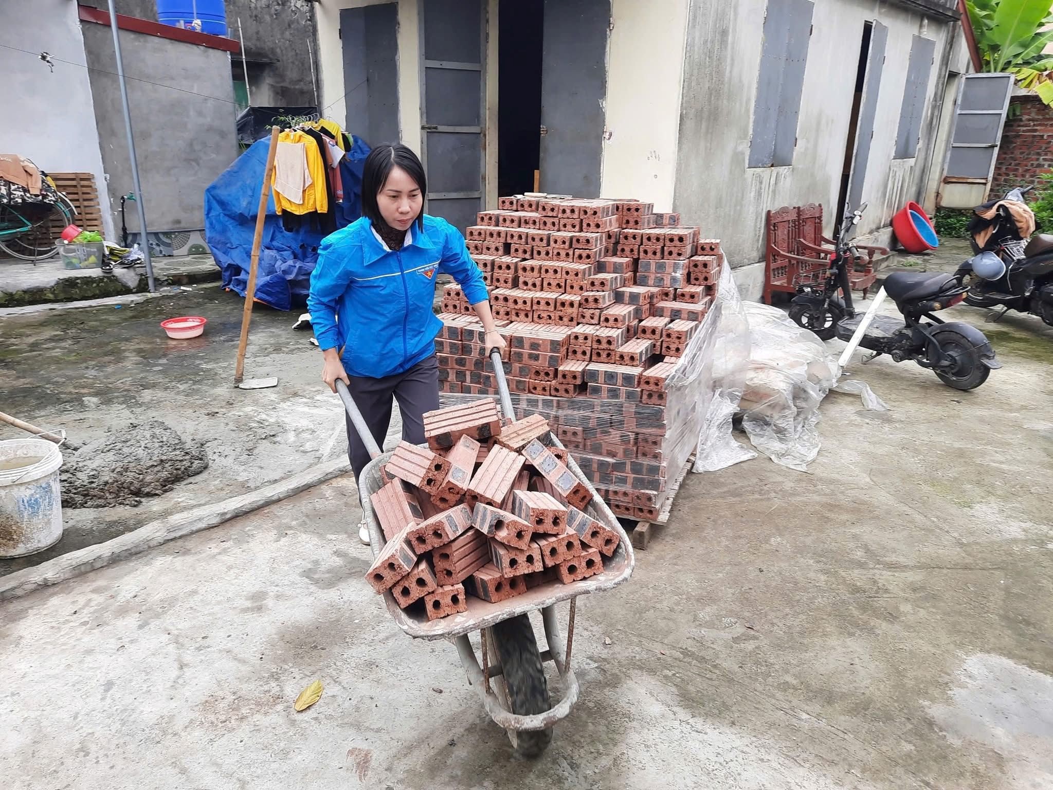 KIM THÀNH CHUNG TAY SỬA CHỮA NHÀ Ở CHO HỘ KHÓ KHĂN THÔN MINH TIẾN.