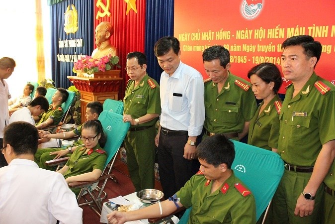Tổ chức chương trình "Ngày Chủ nhật hồng - hiến máu tình nguyện" năm 2014