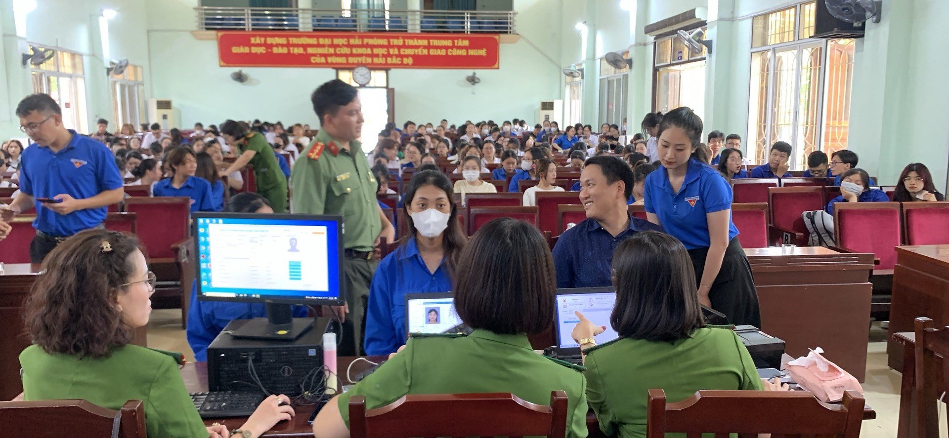 Phối hợp đẩy mạnh công tác thu nhận, kích hoạt tài khoản ĐDĐT tại các khu công nghiệp, trường học