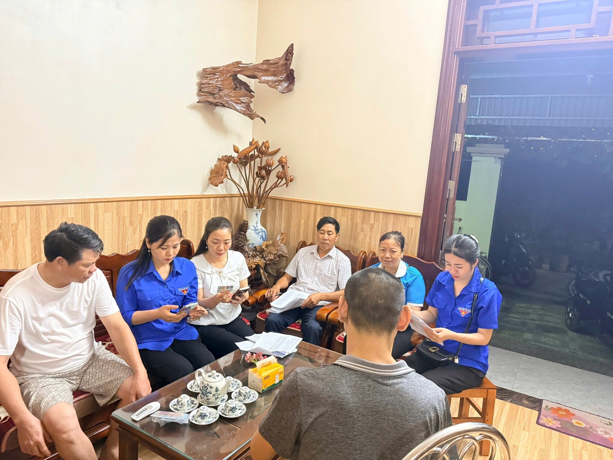 Tuổi trẻ Nam Thanh Miện tích cực hỗ trợ tích hợp sổ tay sức khỏe điện tử cho nhân dân