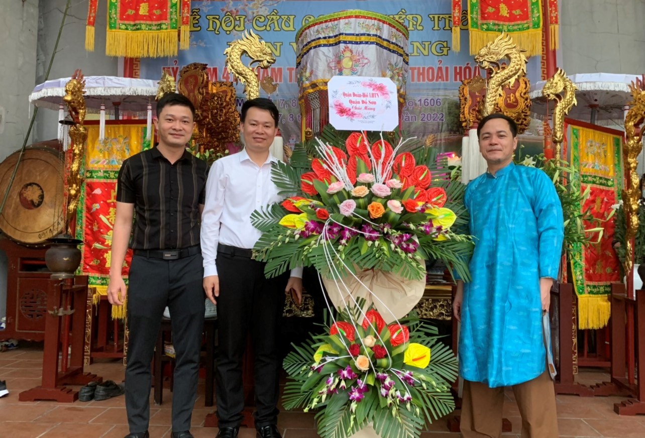 Quận đoàn - Hội LHTN Việt Nam quận Đồ Sơn tổ chức thăm hỏi, tặng quà Đền Vạn Ngang nhân dịp Lễ hội Cầu cơ Đền Vạn ngang