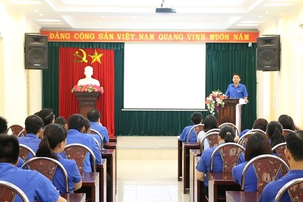 Chào cờ đầu tuần, chiếu phim tư liệu lịch sử về Cách mạng Tháng Tám 19/8/1945