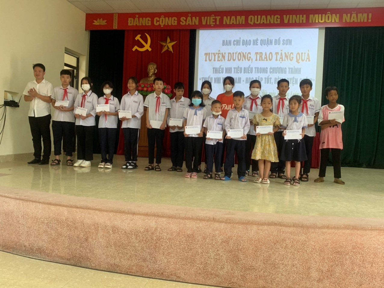 Mô hình xã hội hoá: Biểu dương, tặng quà thiếu nhi tiêu biểu trong chương trình "Thiếu nhi Việt Nam - học tập tốt, rèn luyện chăm"
