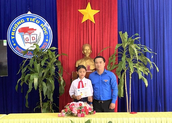 Trao huy hiệu "Tuổi trẻ dũng cảm" cho đội viên Rơ Chăm Ư cứu người đuối nước