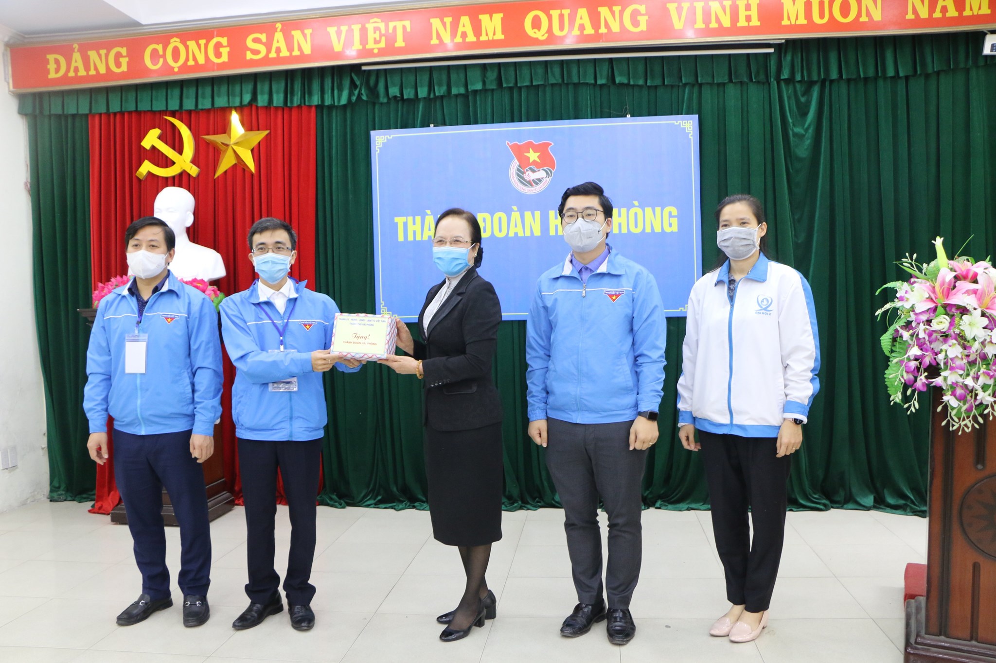 Đồng chí Nguyễn Thị Nghĩa - Phó Bí thư Thường trực Thành ủy, Trưởng đoàn Đại biểu Quốc hội thành phố Hải Phòng thăm và tặng quà động viên Thành đoàn trong công tác phòng, chống dịch Covid-19