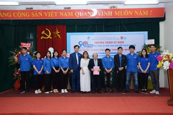Bàn giao danh sách Đoàn viên ưu tú cho các chi bộ Đảng tại HPU