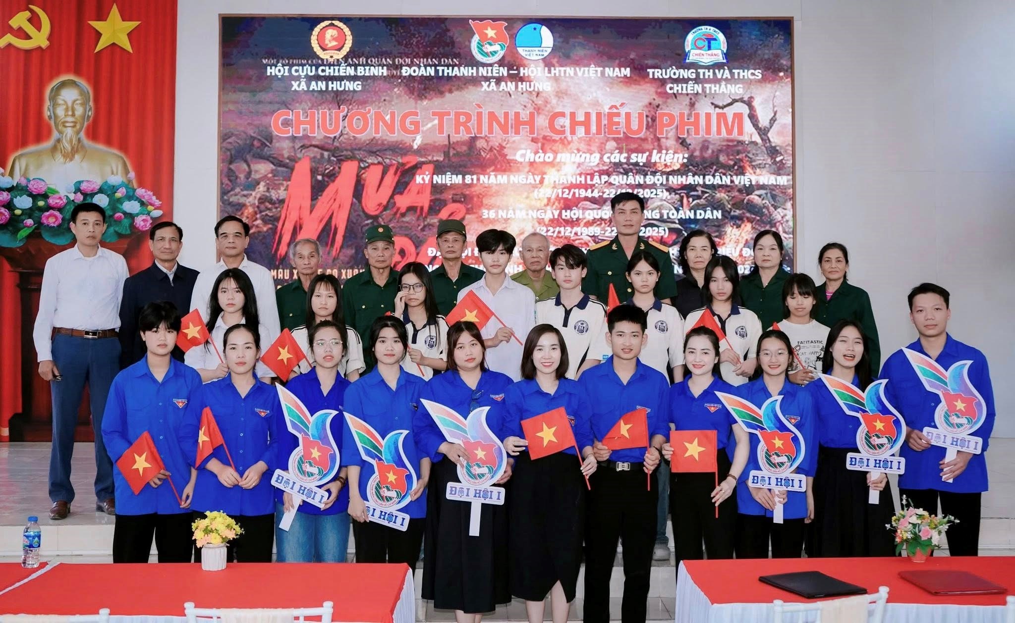 ĐOÀN THANH NIÊN, HỘI LHTN VIỆT NAM VÀ HỘI CỰU CHIẾN BINH XÃ AN HƯNG PHỐI HỢP TỔ CHỨC CHIẾU PHIM "MƯA ĐỎ"