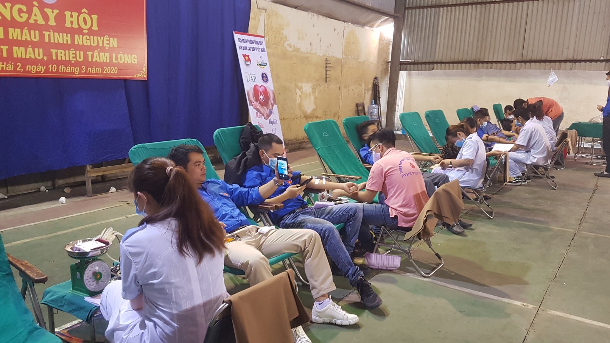 Các tình nguyện viên được các y bác sỹ nhiệt tình chăm sóc