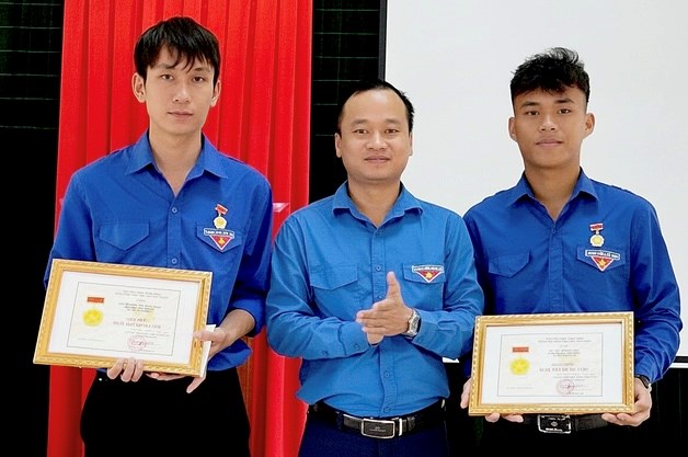 Hai thanh niên nghĩa hiệp nhảy xuống sông Kiến Giang cứu người nhận huy hiệu Tuổi trẻ dũng cảm