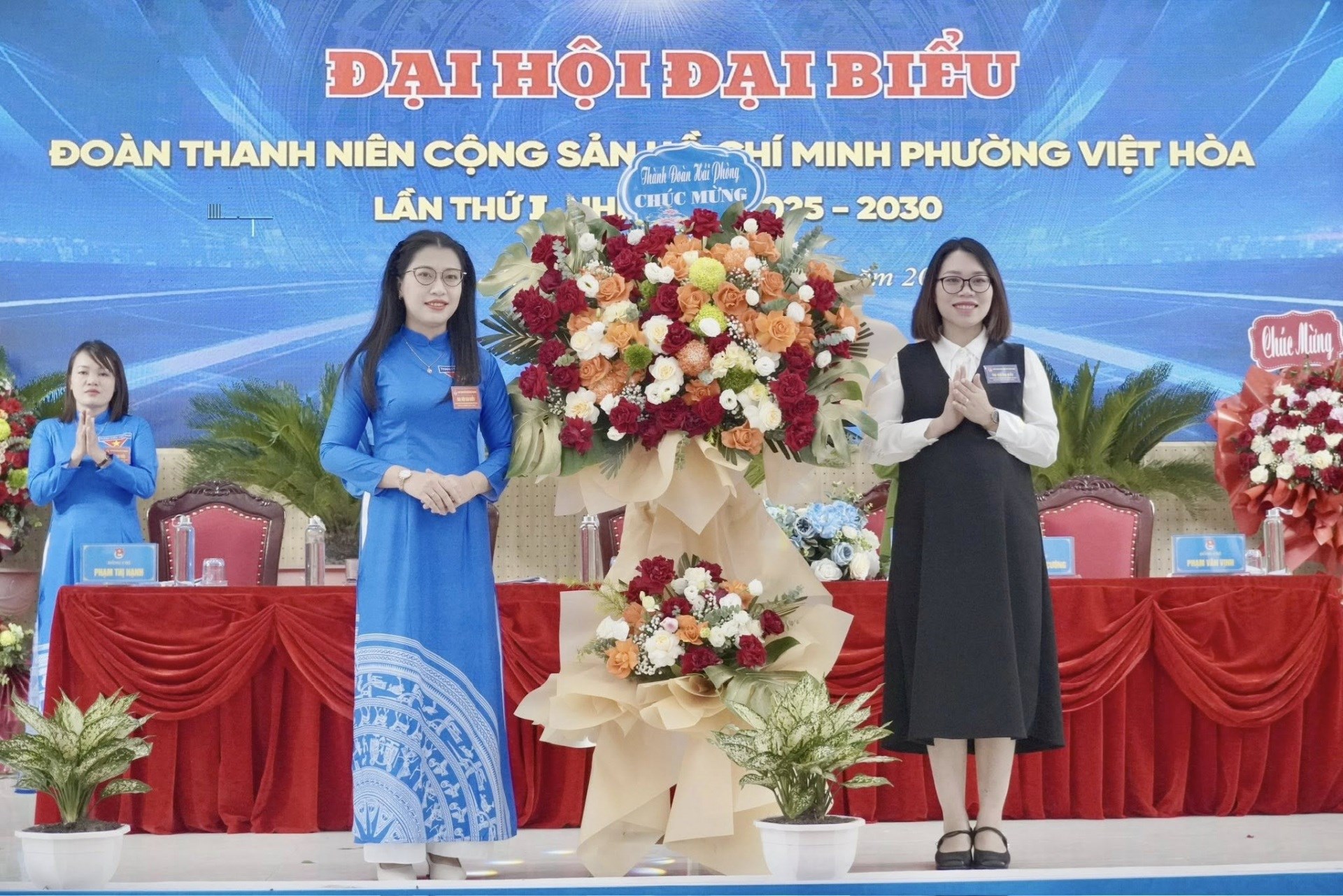 Đồng chí: Dương Thị Hương Giang - Phó bí thư Thành đoàn, Trưởng Ban Công tác Đòn và Thanh thiếu nhi, UB MTTQ thành phố Hải Phòng Chúc mừng Đại Hội