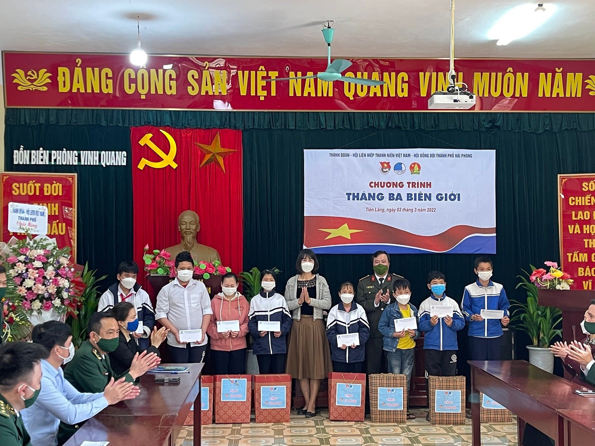 Gần 400 túi an sinh đã được trao trực tiếp tới người dân bị ảnh hưởng bởi dịch bệnh