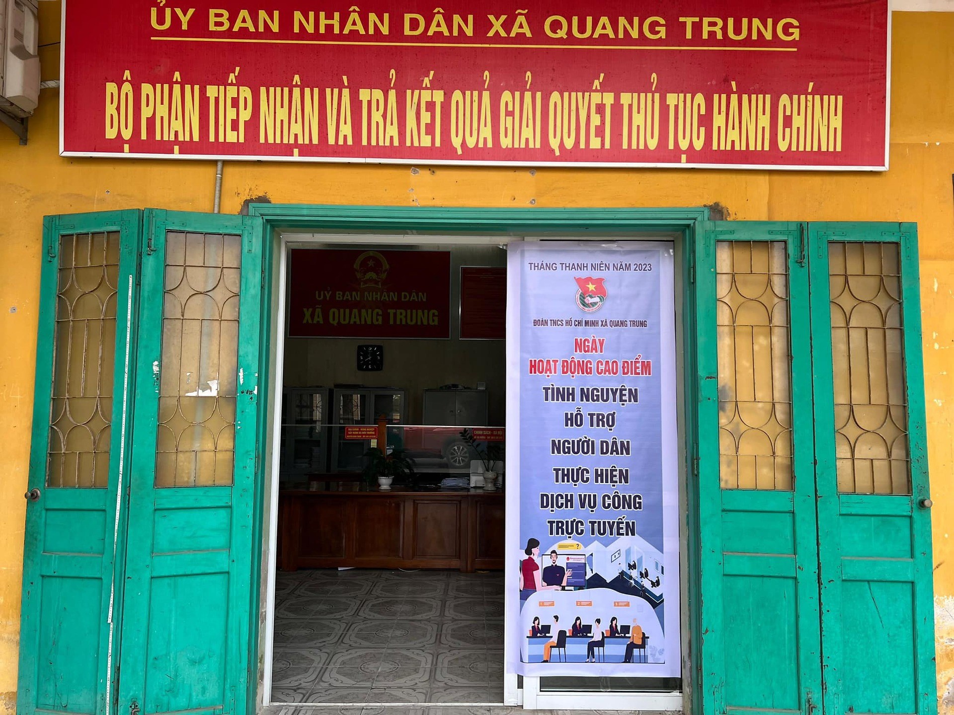 TUỔI TRẺ AN LÃO RA QUÂN HỖ TRỢ NGƯỜI DÂN THỰC HIỆN DỊCH VỤ CÔNG TRỰC TUYẾN