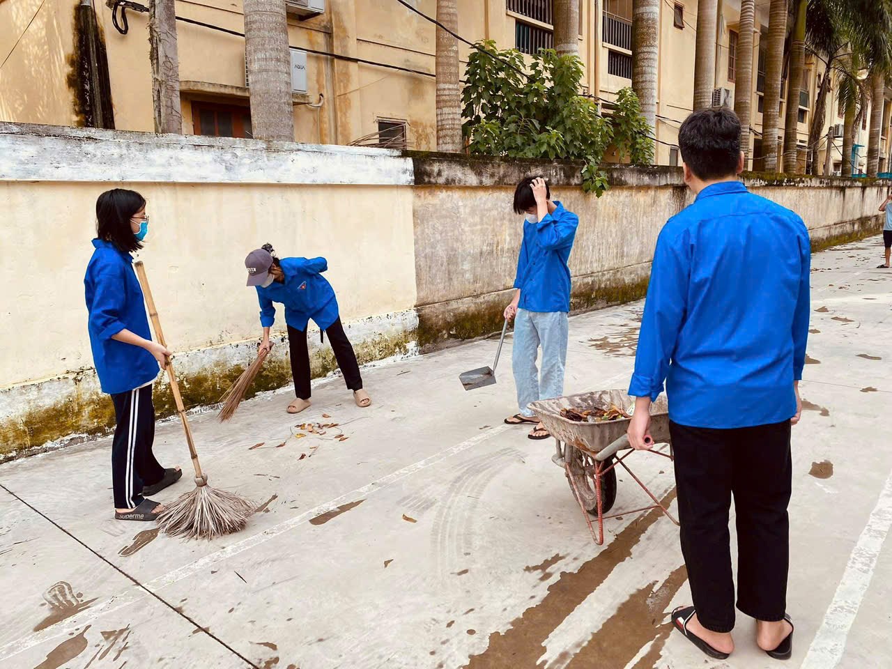 RA QUÂN " CHỦ NHẬT XANH' BẢO VỆ MÔI TRƯỜNG