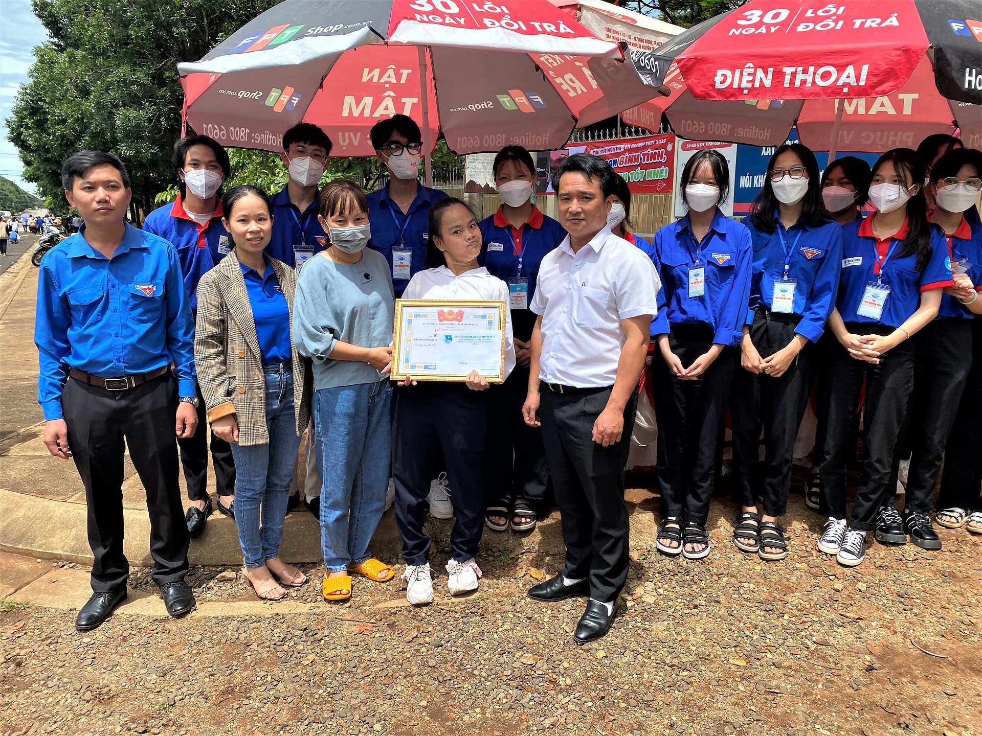 Gia Lai: Tặng bằng khen gương người tốt, việc tốt cho học sinh vượt khó