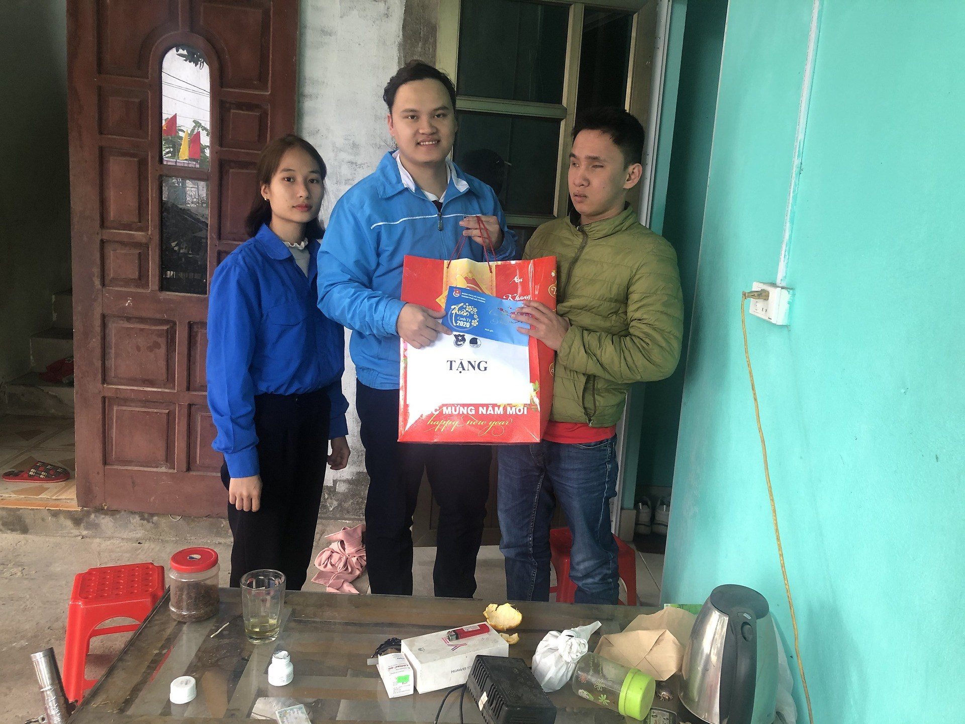 Tặng quà cho thanh niên công nhân nhân dịp Tết Nguyên đán
