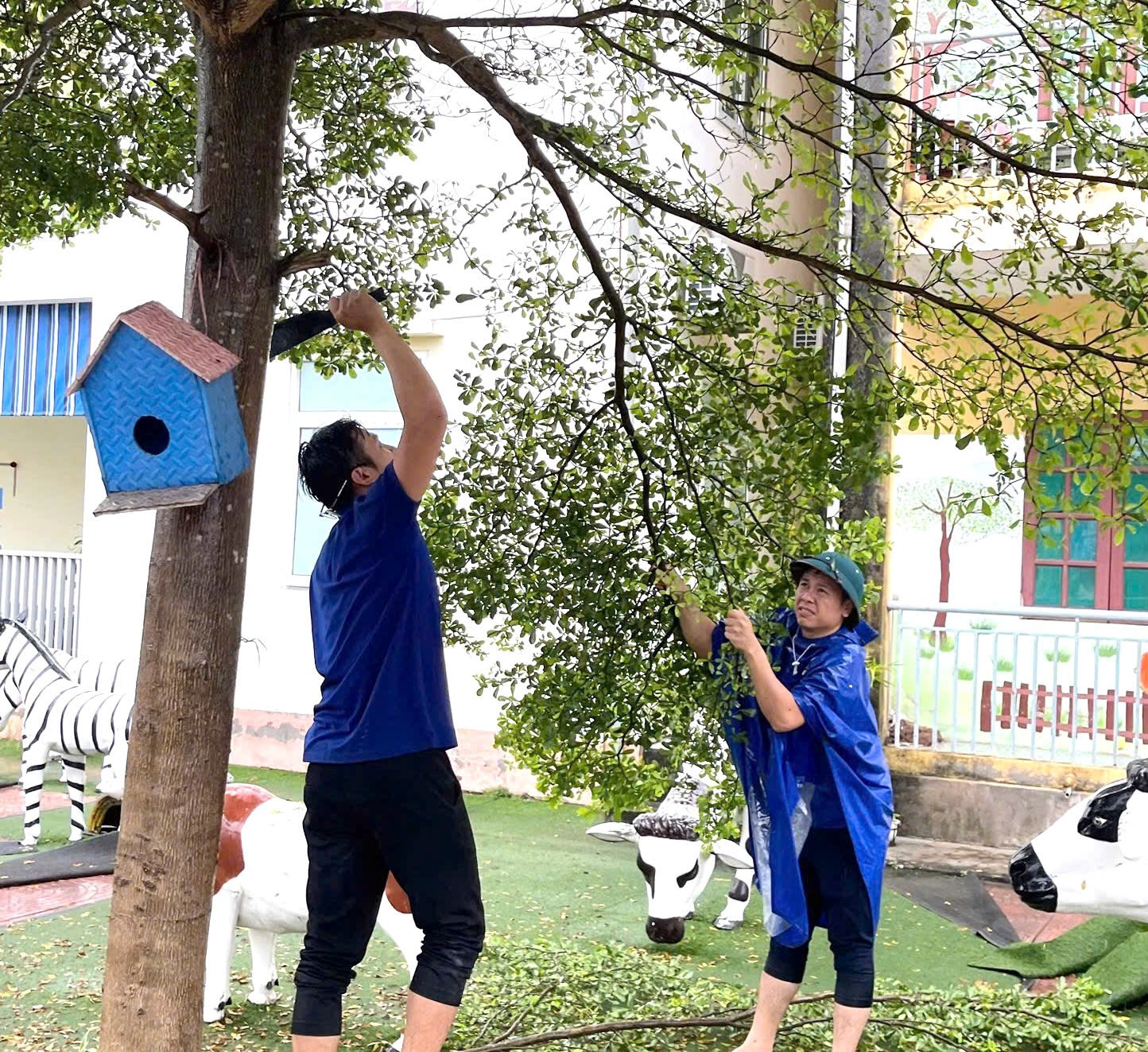 Đoàn thanh niên xã Thanh Hà ra quân hỗ trợ phòng chống bão số 3
