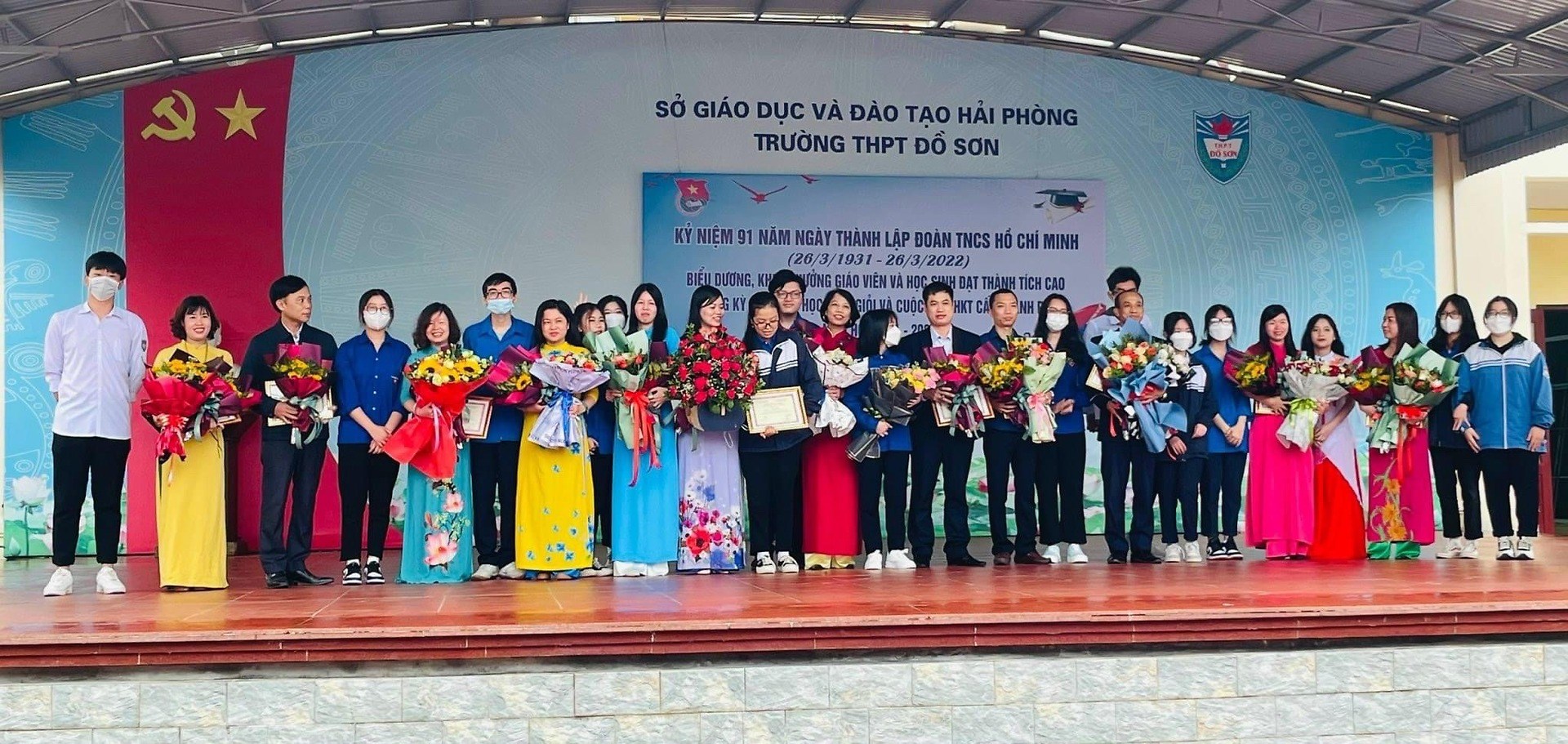 Với mục đích động viên, nâng cao nghiệp vụ cho giáo viên trẻ - Đoàn trường THPT Đồ Sơn tổ chức biểu dương khen thưởng cho giáo viên và học sinh đạt thành tích cao trong kỳ thi học sinh giỏi và cuộc thi KHKT cấp thành phố năm học 2021-2022