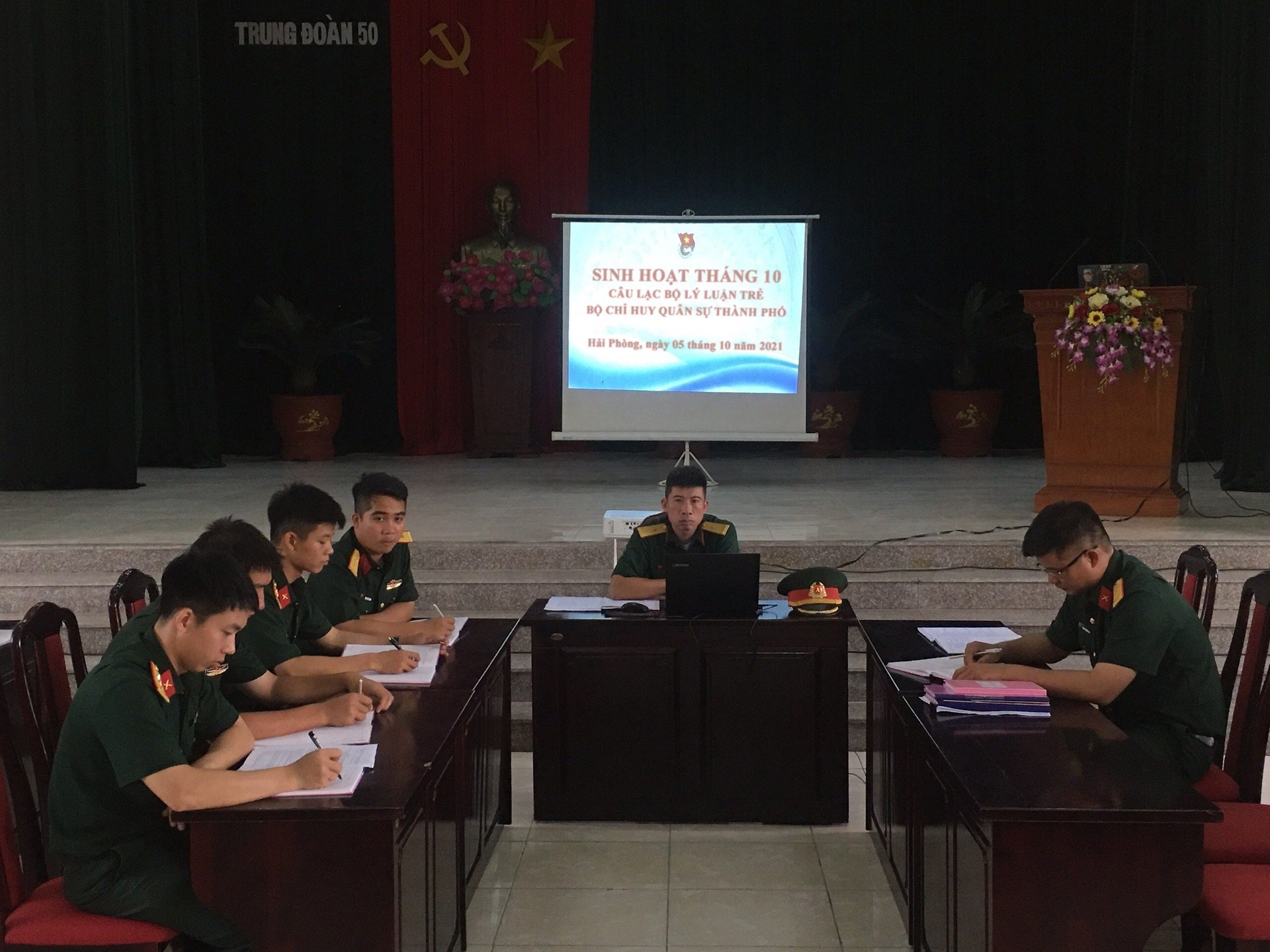 Sinh hoạt Câu lạc bộ Lý luận trẻ tháng 10