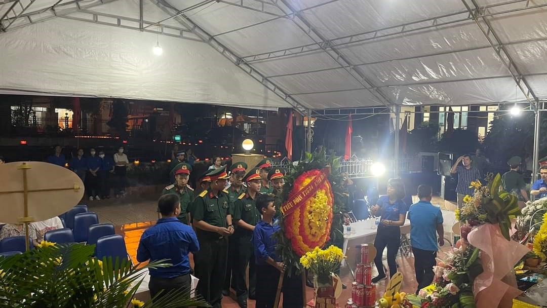 TIỂU ĐOÀN TĂNG THIẾT GIÁP 34, BỘ CHQS THÀNH PHỐ HẢI PHÒNG DÂNG HƯƠNG, DÂNG HOA TƯỞNG NIỆM CÁC ANH HÙNG LIỆT SỸ VÀ TẶNG QUÀ CÁC GIA ĐÌNH CHÍNH SÁCH TRÊN ĐỊA BÀN PHƯỜNG VĨNH NIỆM