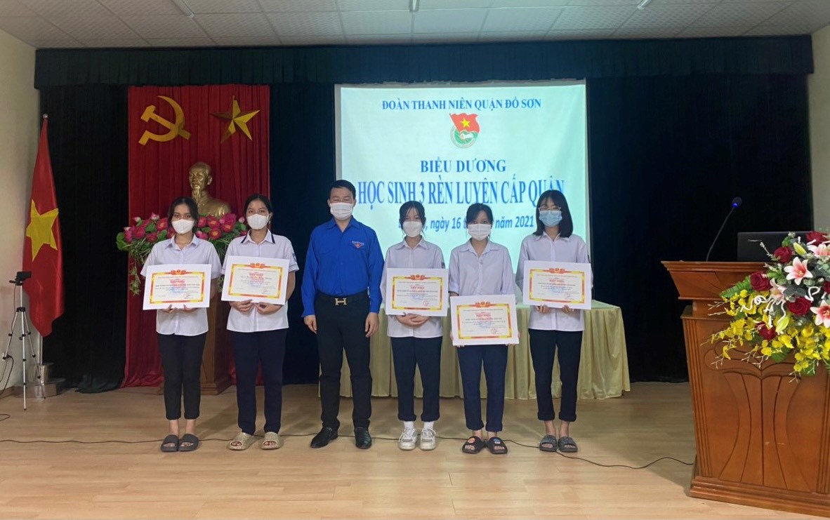 Tuyên dương học sinh đạt danh hiệu học sinh 3 rèn luyện cấp quận năm học 2020-2021