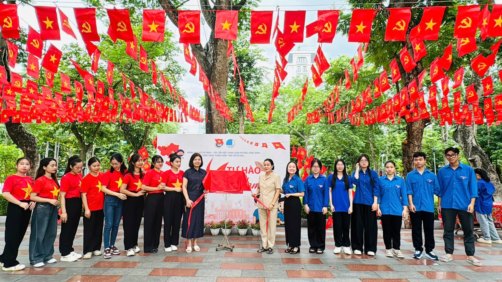 Rực rỡ cờ hoa