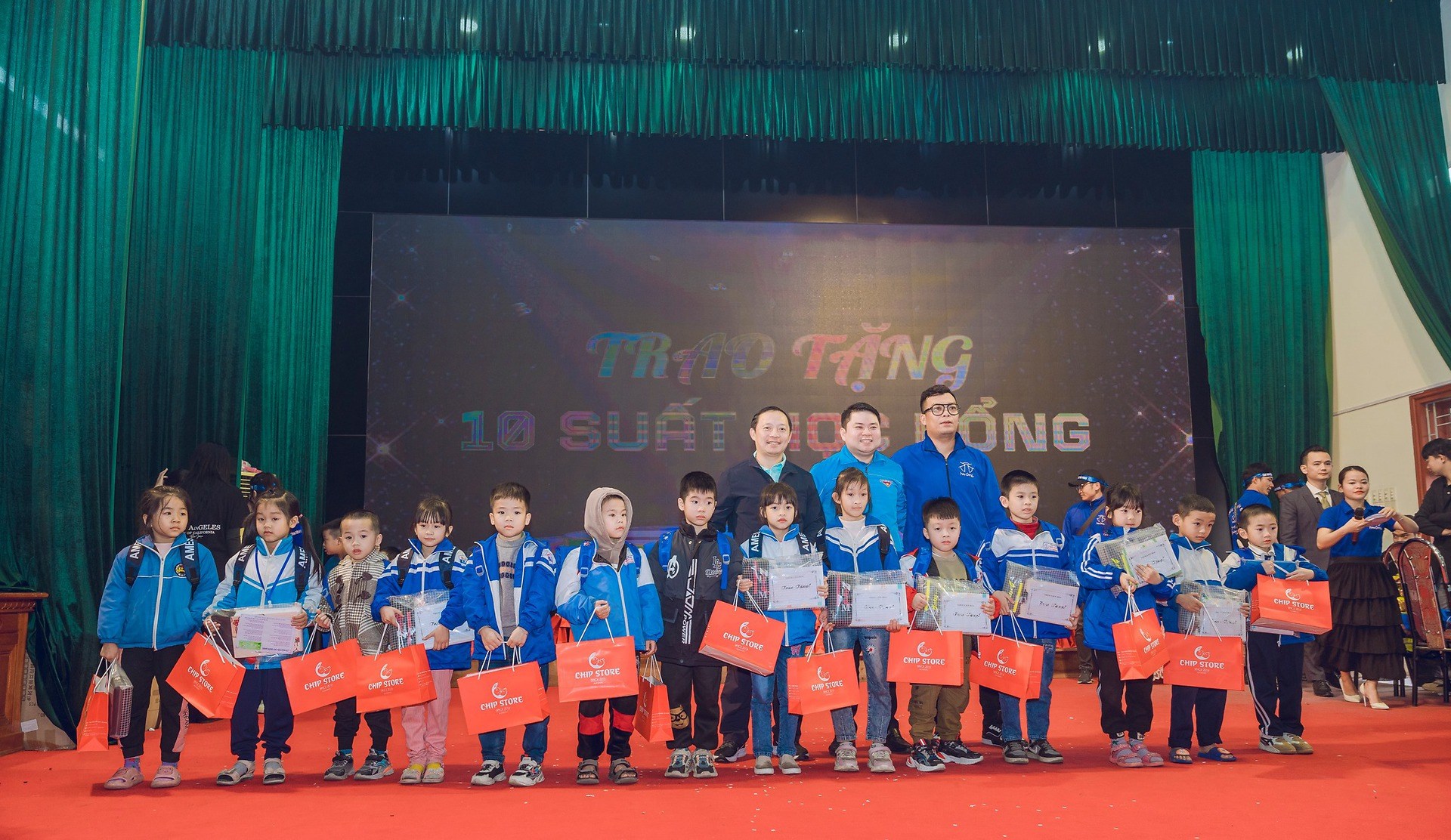chương trình "Cặp sách trao em" trao học bổng thắp sáng ước mơ thiếu nhi An Lão năm học 2023 - 2024