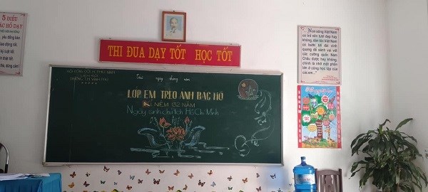 PHONG TRÀO "LỚP EM TREO ẢNH BÁC HỒ