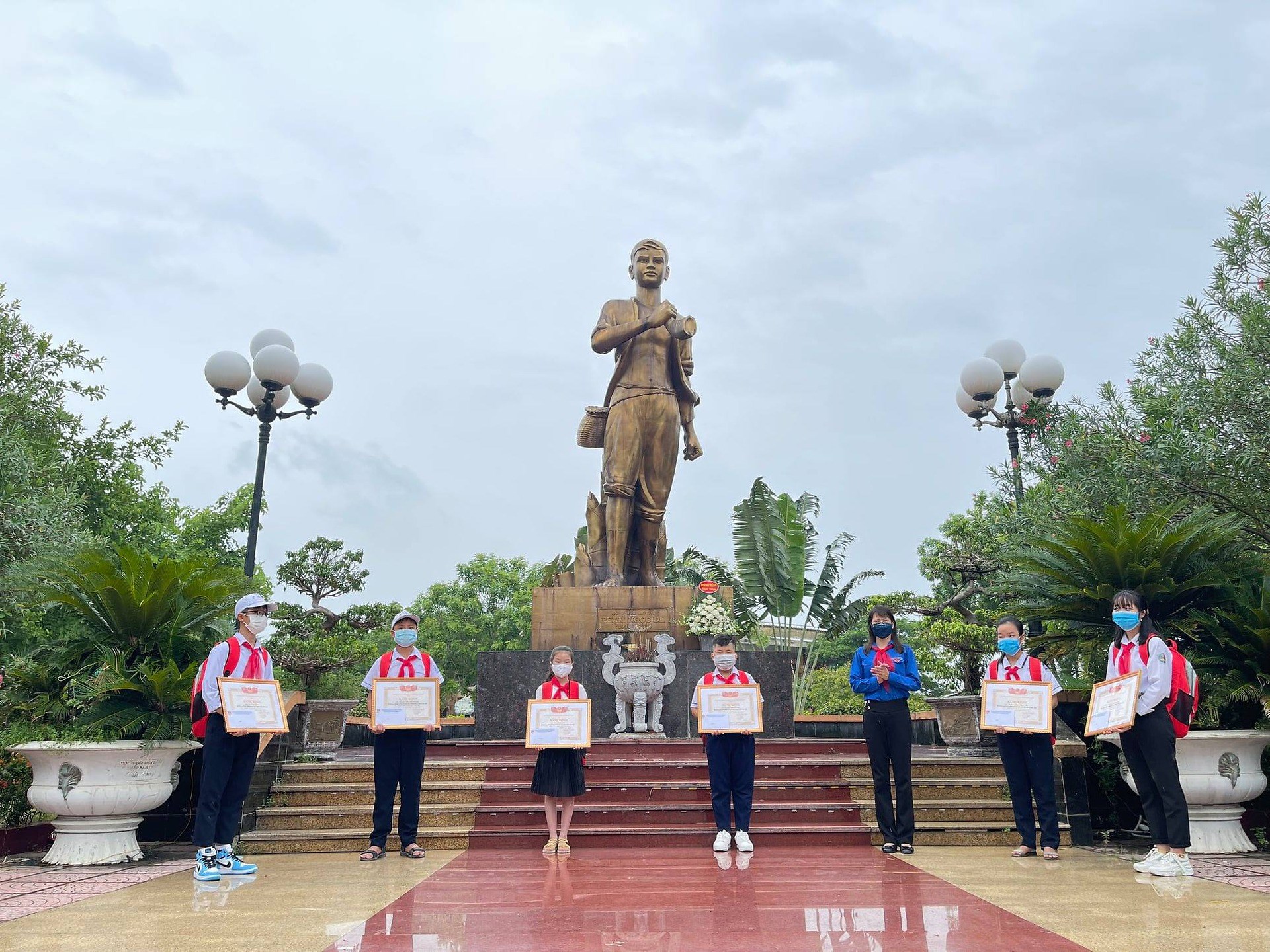 Hưởng ứng Ngày cao điểm "Tình nguyện vì đàn em thân yêu"