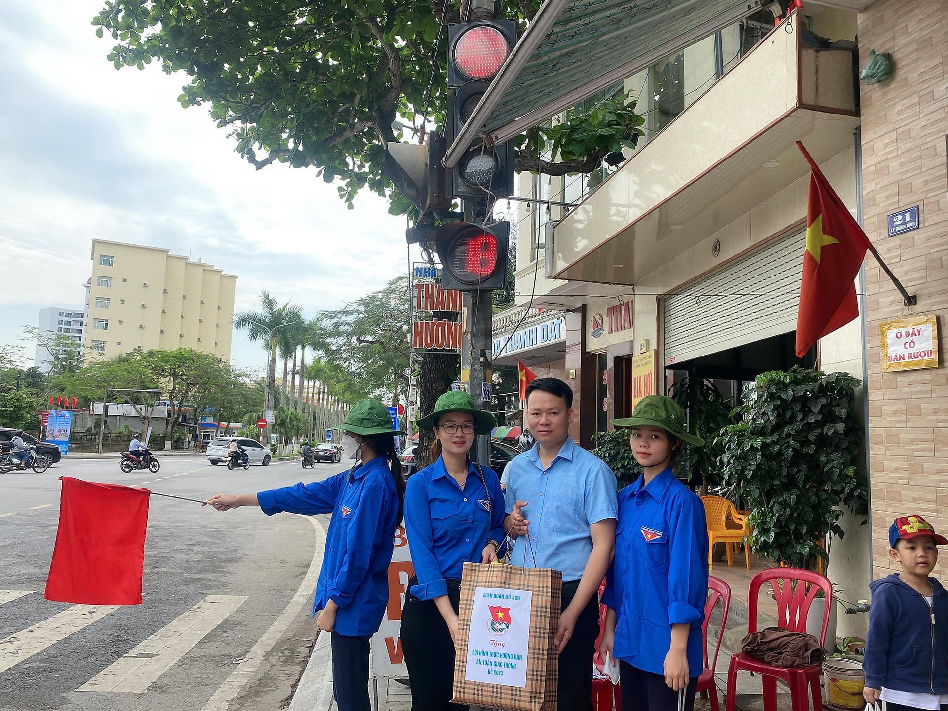 Quận đoàn - Hội LHTN Việt Nam quận Đồ Sơn duy trì tốt Đội trực hướng dẫn ATGT quận Đồ Sơn