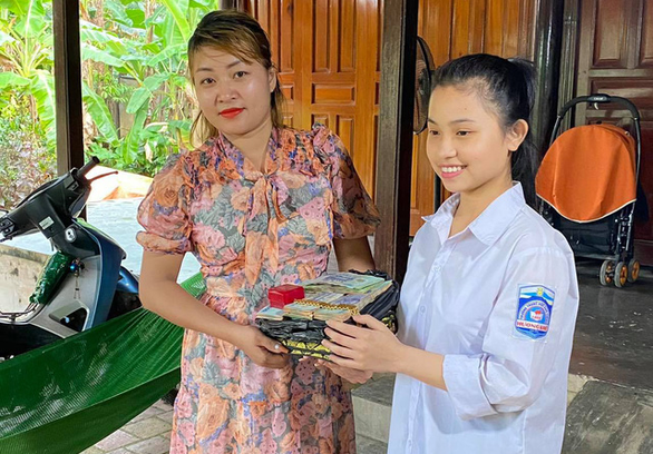 Nhặt được 300 triệu và 3 cây vàng, nữ sinh đứng chờ trả lại người đánh rơi