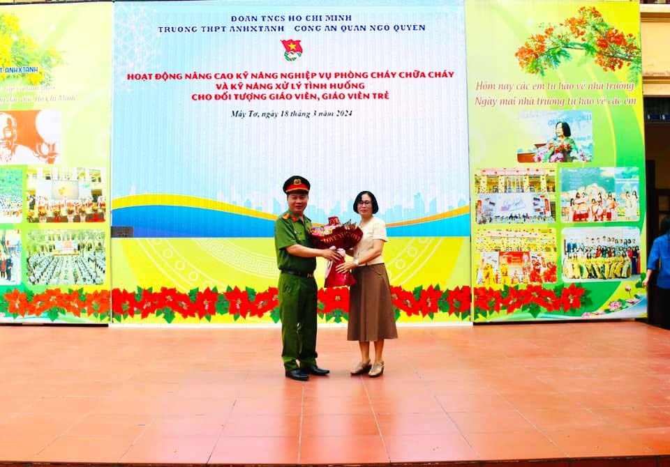 Đoàn trường THPT Anhxtanh phối hợp với Đoàn thanh niên công an quận tổ chức hoạt động nâng cao kỹ năng nghiệp vụ phòng cháy chữa cháy cho đội tướng giáo viên trẻ của trường.