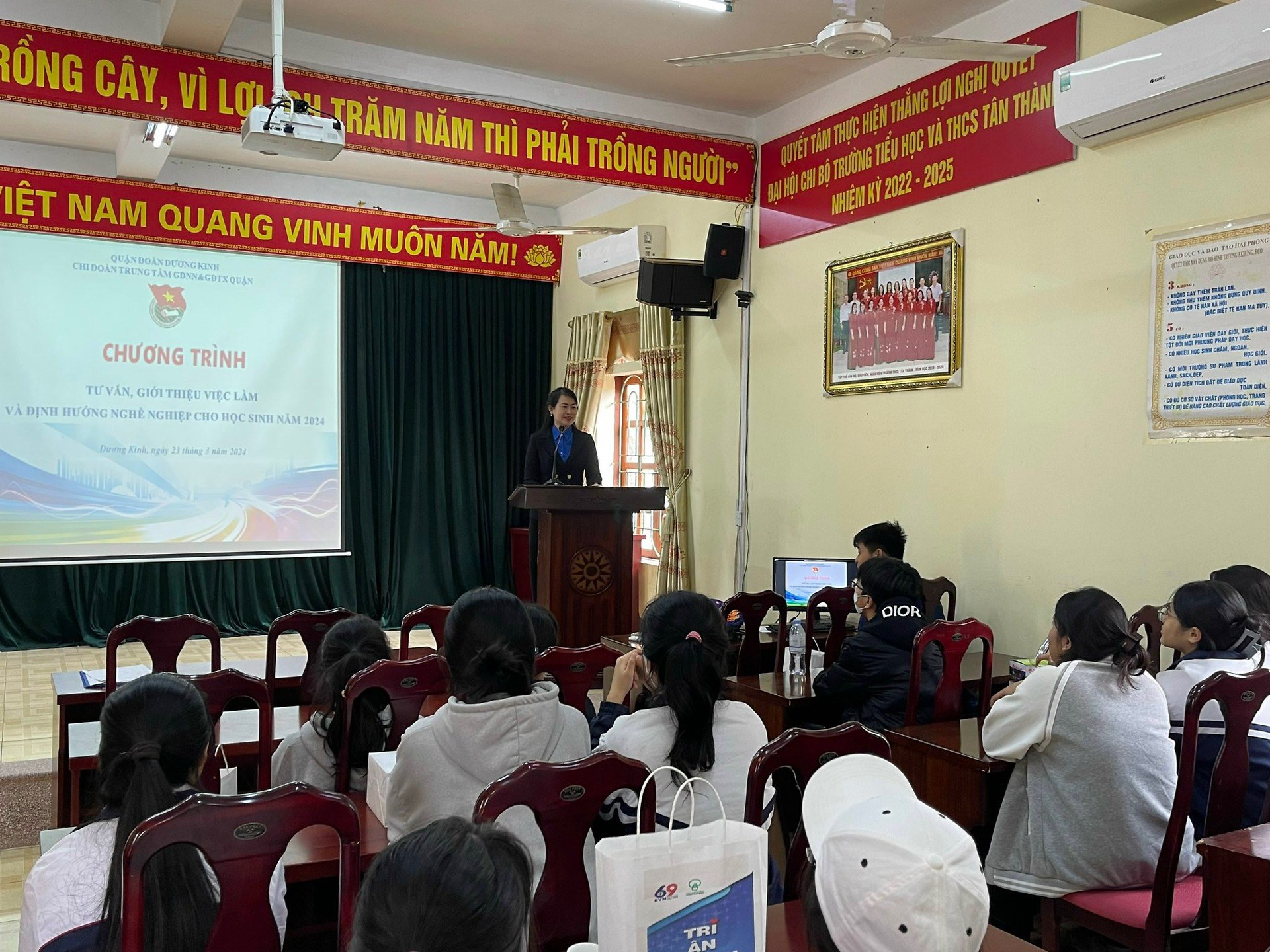 TRUNG TÂM GDTX QUẬN TỔ CHỨC CHƯƠNG TRÌNH TƯ VẤN, GIỚI THIỆU VIỆC LÀM VÀ ĐỊNH HƯỚNG NGHỀ NGHIỆP CHO ĐVTN NĂM 2024