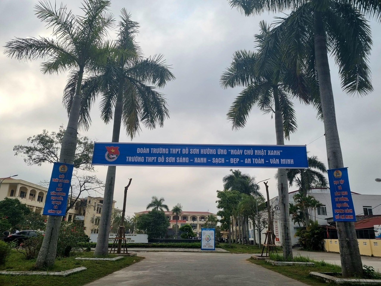 Đoàn trường THPT Đồ Sơn hưởng ứng "Ngày chủ nhật Xanh" vì một mái trường Sáng - Xanh - Sạch - Đẹp - An toàn - Văn Minh năm học 2022 - 2023