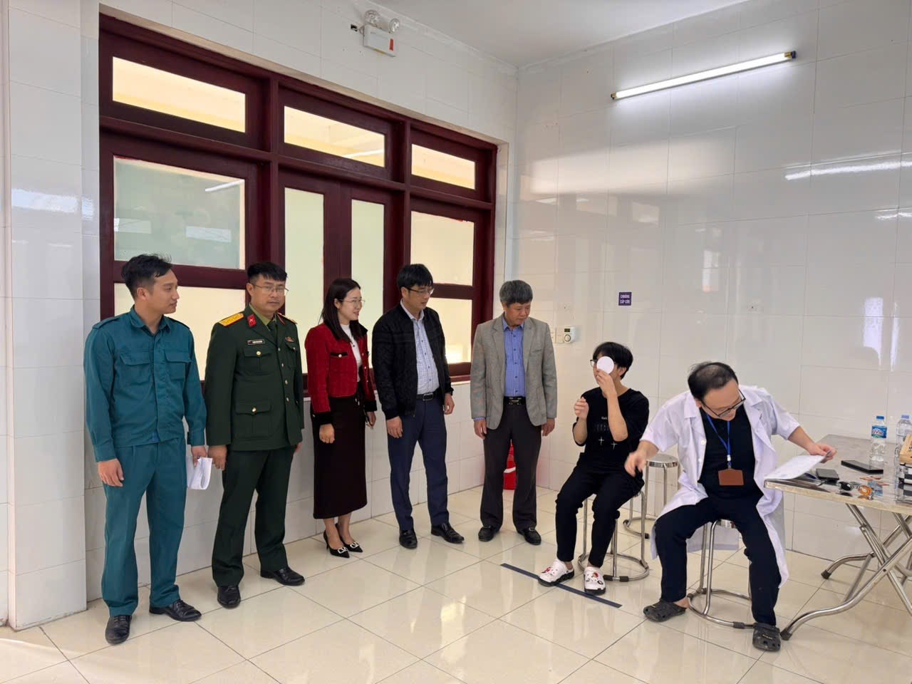 Lãnh đạo Khu vực 3 - Lê Thanh Nghị cùng Lãnh đạo Đảng ủy, UBND xã Nguyễn Lương Bằng thăm, kiểm tra công tác khám trung tuyển NVQS, NVCAND năm 2026 tại điểm khám trung tuyển.