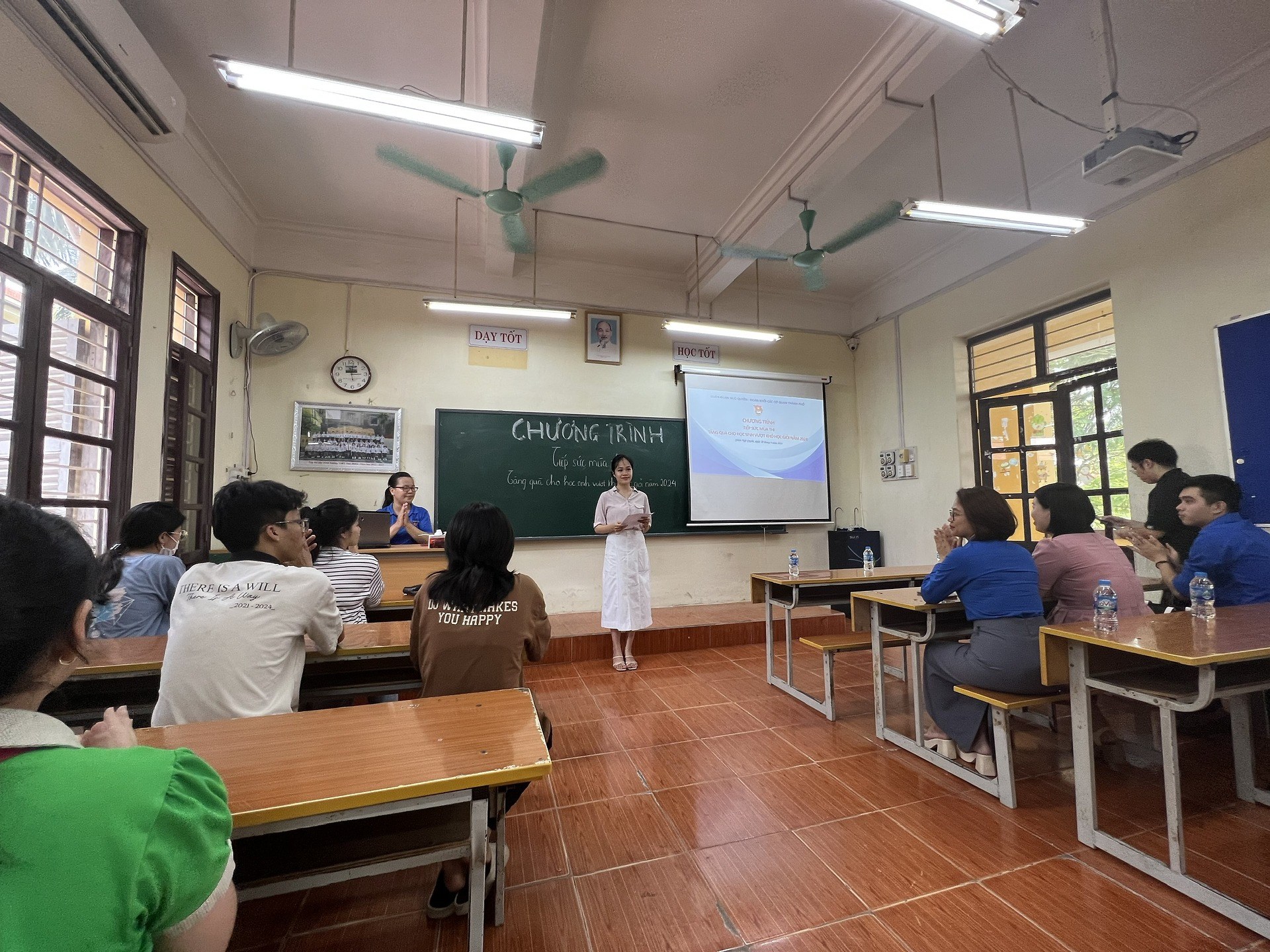 Quận Đoàn Ngô Quyền tặng quà cho học sinh vào lớp 10 và học sinh cấp 3 chuẩn bị kỳ thi THPT Quốc gia năm 2024