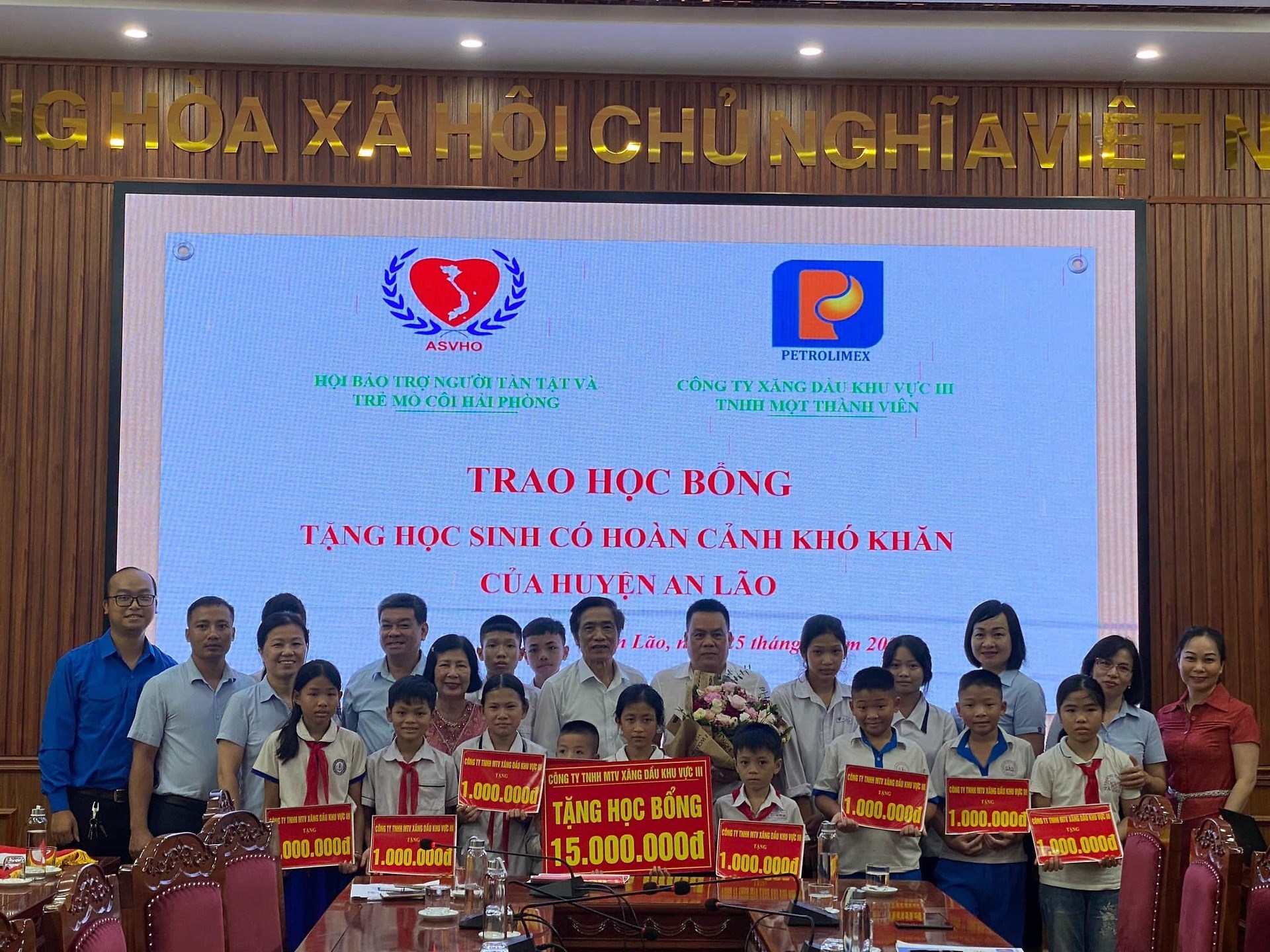 ĐTN Petrolimex Hải Phòng vận động hỗ trợ 15 suất quà cho các em thiếu nhi