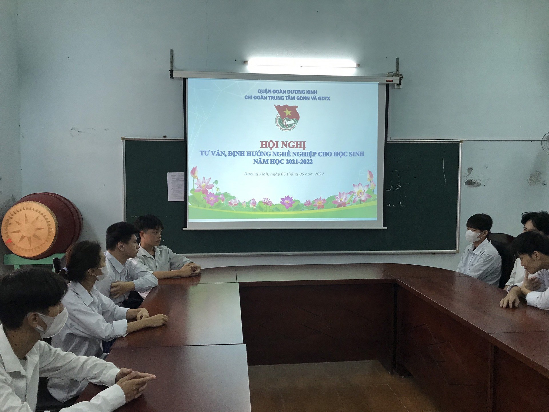 CHI ĐOÀN TRUNG TÂM GDNN & GDTX QUẬN DƯƠNG KINH TỔ CHỨC TƯ VẤN HƯỚNG NGHIỆP CHO ĐOÀN VIÊN, HỌC SINH KHỐI 12