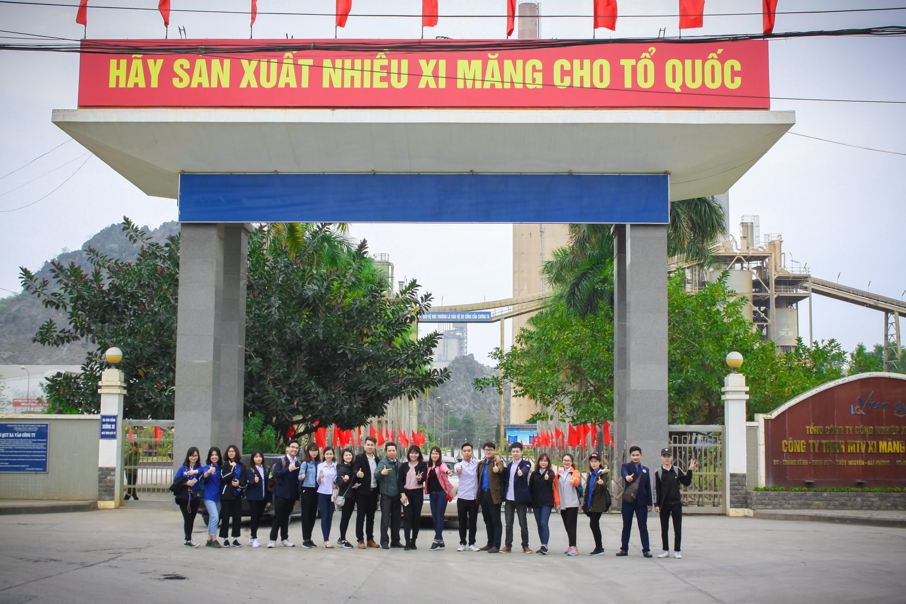 Tham qua thực tế tại Công ty Xi măng Vicem Hải Phòng – nơi thành lập Chi bộ Đoàn đầu tiên của cả nước.