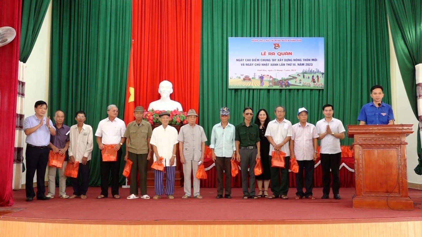 Đoàn Thanh niên huyện Vĩnh Bảo trao tặng quà cho cựu TNXP, gia đình chính sách tại Chương trình hưởng ứng Ngày cao điểm “Tuổi trẻ Hải Phòng cùng hành động chung tay xây dựng Nông thôn mới, nông thôn mới kiểu mẫu” năm 2023