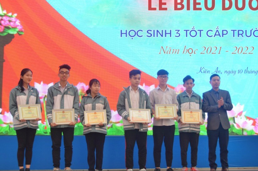 Trường THPT Kiến An: Biểu dương học sinh 3 Tốt cấp trường
