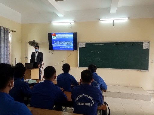 Đoàn trường Cao đẳng Bách nghệ tổ chức học tập Lý luận cho đoàn viên mới kết nạp
