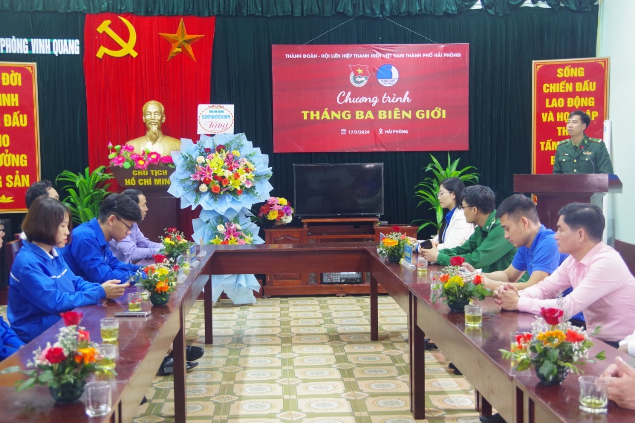 Ban Thường vụ Thành đoàn tặng quà thân nhân, gia đình các cán bộ, chiến sỹ huyện Tiên Lãng đang công tác nơi biên giới, hải đảo