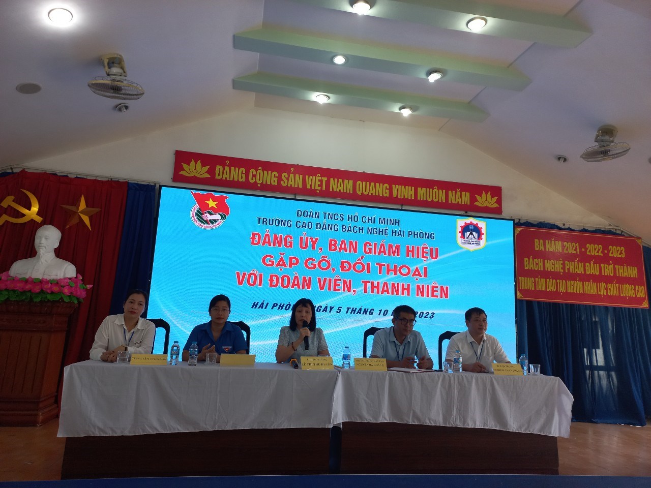 Đảng ủy, Ban Giám hiệu gặp gỡ đối thoại với đoàn viên, thanh niên trường Cao đẳng Bách Nghệ