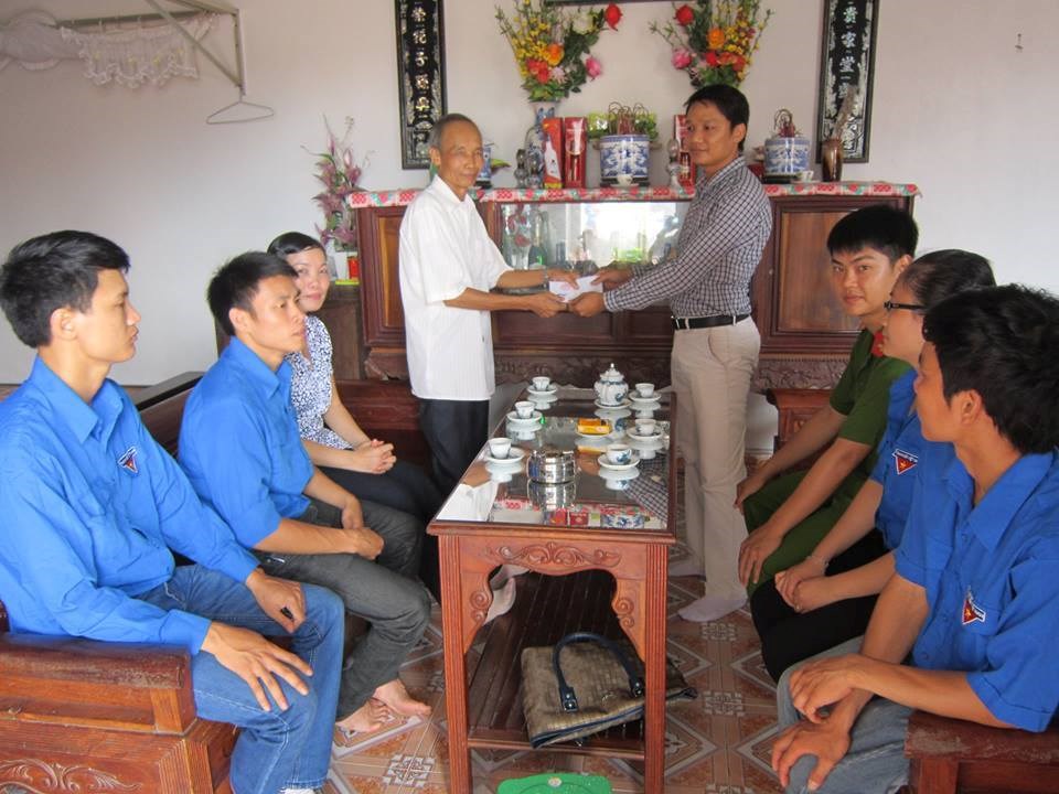 Thăm, tặng công nhân, cựu TNXP có hoàn cảnh khó khăn trên địa bàn thành phố