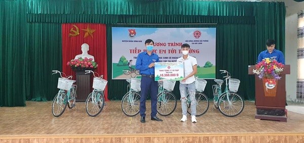 Chương trình “ Tiếp bước em đến trường”
