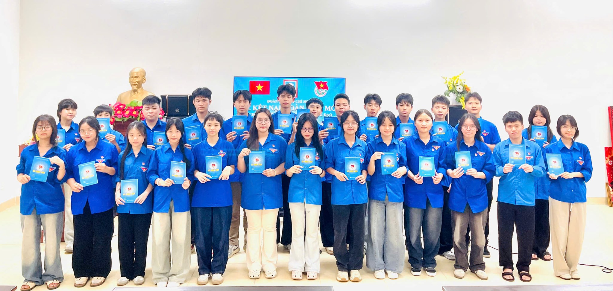 TRƯỜNG THCS TRẦN HƯNG ĐẠO TỔ CHỨC LỄ KẾT NẠP ĐOÀN VIÊN MỚI