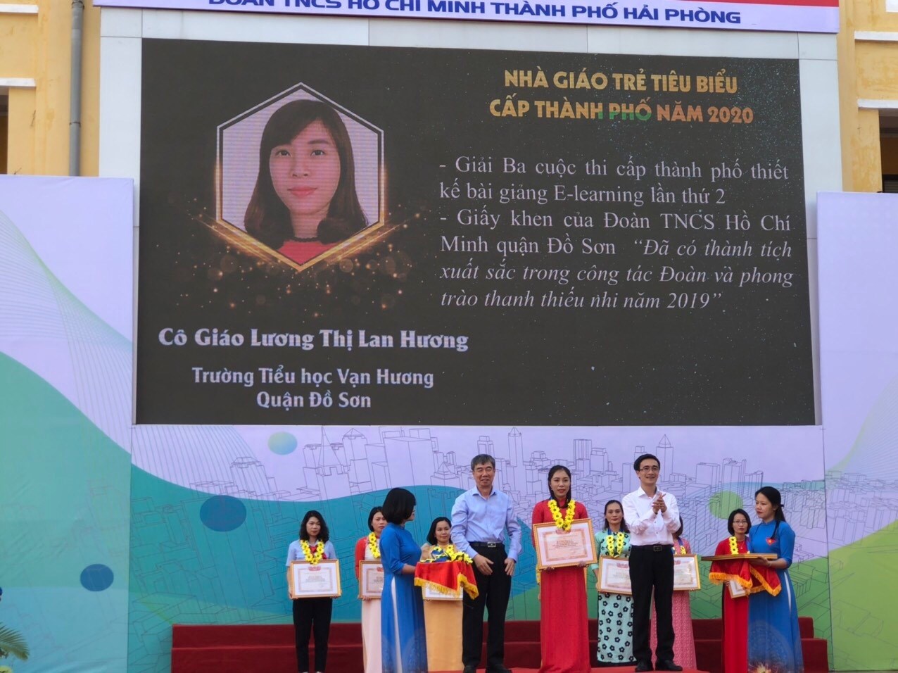 Đồng chí Lương Thị Lan Hương – Bí thư Chi đoàn trường Tiểu học Vạn Hương đạt danh hiệu “Giáo viên trẻ tiêu biểu” năm 2020